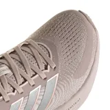 Championes de running Adidas Supernova Ease 2, color rosado con detalles en gris. Presentan diseño de malla transpirable, entresuela con tecnología Dreamstrike y las icónicas tres tiras de la marca en los laterales.