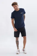 Remera azul marino de manga corta con pequeño estampado en el pecho.