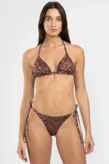 Bottom de bikini marrón con estampado animal print, tiras laterales ajustables y protección UV50.