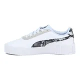 Championes Puma modelo Carina 3.0, de color blanco con detalles de estampado animal print de serpiente en el lateral y en el talón. Cuentan con suela plataforma texturizada.