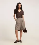 Blusa básica de manga corta y escote en V, color verde lima pálido.