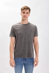 Remera gris de manga corta con efecto lavado y bordado de una mano en el pecho.
