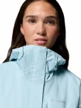 Campera impermeable Columbia Hikebound II Jacket de color celeste, con capucha ajustable, cierre frontal con solapa, bolsillos con cremallera y tecnología Omni-Tech.