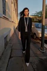 Jersey de punto liso color bordó, con cuello redondo y mangas anchas de largo tres cuartos. Presenta acabados en rib en cuello, puños y ruedo.