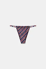 Braguita de bikini de tiro medio con estampado de rayas diagonales en tonos naranja, azul y blanco. Presenta cintura elástica con tiras finas laterales.