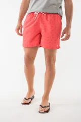 Short de baño azul con estampado de flamencos.