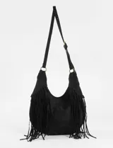 Cartera bandolera de gamuza sintética color negro, con diseño de flecos largos en los laterales y correa ajustable.