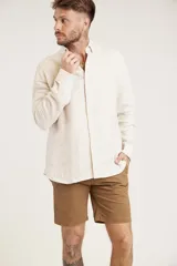 Bermuda color beige de lino, corte recto y largo a la rodilla.