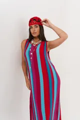 Vestido largo tejido a crochet con rayas verticales en colores fucsia, rojo y celeste.