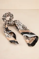 Gomita de pelo con lazo, de satén con estampado animal print en tonos beige, marrón y negro.