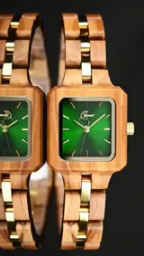 Reloj de pulsera con caja cuadrada de madera de olivo y esfera verde con marcadores minimalistas y agujas doradas. La malla es de madera de olivo con eslabones centrales metálicos en tono dorado.
