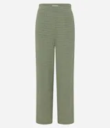Pantalón recto color verde oliva, confeccionado en malla texturizada con cintura elástica y bolsillos laterales.