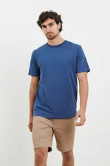 Remera de cuello redondo y manga corta, confeccionada en tejido de algodón pesado.