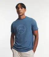 Remera azul de manga corta con cuello redondo y estampa de un círculo con una montaña en el centro.