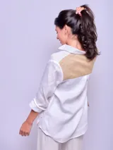 Camisa de lino combinada en dos tonos de beige, de corte suelto y manga larga.
