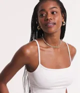 Top cropped de poliamida con escote recto y breteles finos, de diseño ajustado al cuerpo.