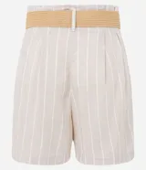 Short clochard de tiro alto, confeccionado en viscolino con estampado de rayas verticales. Incluye trabillas en la cintura y cinturón de paja con hebilla de madera.