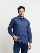 Camisa celeste de manga larga con cuello button-down, confeccionada en tejido rústico de algodón y lino.