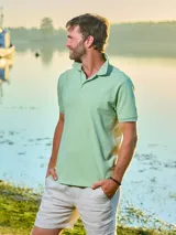 Remera tipo polo negra de algodón, con cuello y borde de mangas con línea blanca.