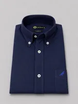 Camisa de algodón twill color azul marino, de corte clásico con cuello button-down, cierre frontal de botones blancos, bolsillo ojal en el pecho con detalle de ave bordada y manga larga.