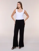 Pantalón jogger flare de tejido de punto con textura en relieve y tiro alto con pretina elastizada. Cuenta con corte de pierna ancha y tajos laterales en los tobillos.