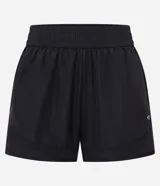 Short deportivo Get Over de corte runner, confeccionado en tejido de poliéster con microperforaciones para mayor ventilación. Presenta cintura elástica, ruedo redondeado y recortes laterales.