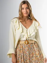 Falda midi con estampado floral multicolor, corte acampanado y cintura elastizada. Incluye cinturón de rafia elastizado y desmontable.