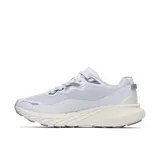 Championes de trail running Merrell modelo Agility Trail, color gris claro con detalles en blanco y gris oscuro. Presentan parte superior de malla transpirable con refuerzos de TPU, mediasuela de espuma FloatPro para mayor amortiguación y suela de goma con tacos para tracción en terrenos irregulares.