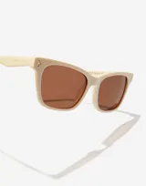 Gafas de sol rectangulares unisex, color crema con lentes marrones polarizadas.