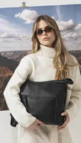 Cartera convertible en mochila de diseño versátil, color tostado, con textura granulada. Cuenta con un bolsillo frontal con cierre, compartimento principal espacioso y correas ajustables para llevar al hombro o como mochila.