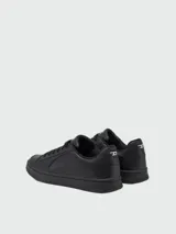 Zapatillas Diesel modelo S-Dakota, de diseño urbano en color negro, con cordones a tono y perforaciones laterales que forman el logotipo de la marca.