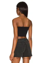 Top tipo bandeau ajustado, color blanco hueso, con tejido de punto acanalado.