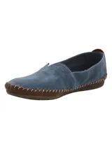 Zapatos slip-on de cuero gamuzado color azul, con detalles de tachas metálicas en el empeine y costuras expuestas con borde marrón.