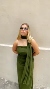 Vestido negro de microtul elastizado, corte mini con escote recto, frunces y forro corto.