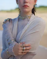 Pulsera de eslabones circulares con diseño orgánico y textura irregular, elaborada artesanalmente en metal con acabado dorado.