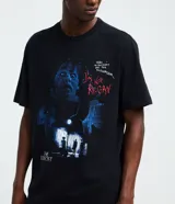 Remera de algodón color negro con cuello redondo y mangas cortas. Presenta una estampa frontal con motivos de la película El Exorcista.