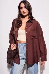 Camisa marrón de tencel y poliéster, corte oversize, manga larga y cierre con botones.