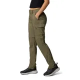 Pantalon convertible de senderismo color verde oliva, con perneras desmontables mediante cremallera para convertirlo en short. Presenta bolsillos laterales, bolsillo cargo con solapa y cierre frontal con botón.