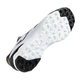 Championes deportivos Joma para fútbol 5, color negro con detalles en blanco. Fabricados con material sintético y rejilla mesh para mayor transpirabilidad y estabilidad. Cuentan con tecnología PERFECT FIT en la cordonera y pieza PROTECTION en la puntera.