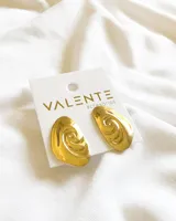 Aros colgantes dorados con forma irregular y diseño abstracto.