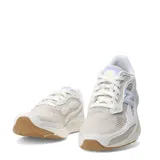 Championes New Balance Fresh Foam Arishi v4 de mujer, con capellada de mesh respirable en tonos beige y blanco, detalles en lila y suela de goma color caramelo. Incorpora tecnología de amortiguación Fresh Foam en la mediasuela.