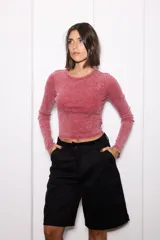 Remera de manga larga con cuello redondo, confeccionada en tejido acanalado con efecto lavado desgastado.