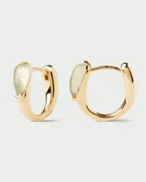 Aros de oro con forma de lágrima y piedra blanca.