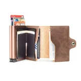 Billetera compacta de cuero sintético color marrón con doble compartimento de aluminio para tarjetas y bolsillo exterior con cierre metálico.