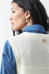 Chaleco tejido de algodón en color marrón, con diseño de textura acanalada y corte recto.