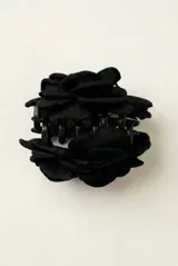 Broche en forma de rosa de tela color rojo, con diseño de pétalos superpuestos y sistema de sujeción tipo clip.