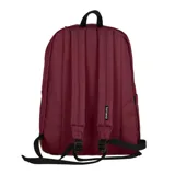 Mochila gris con base de cuero marrón, bolsillo frontal con cierre y logo estampado en blanco.