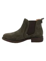 Botin estilo Chelsea de gamuza en color verde oliva, con paneles elásticos laterales en tono marrón oscuro y suela de goma con taco bajo.