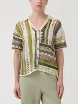 Sweater de crochet con diseño multicolor de rayas verticales y horizontales. Presenta cuello camisero, cierre frontal con botones y mangas cortas.