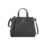 Cartera pequeña estructurada color negro, con material exterior símil gamuza y detalles en PU. Cuenta con cierre superior de cremallera metálica, doble asa fija de mano y correa larga regulable y desmontable. Presenta el logo XL en dorado en la parte frontal y herrajes metálicos dorados. Incluye un bolsillo interno con cierre.
